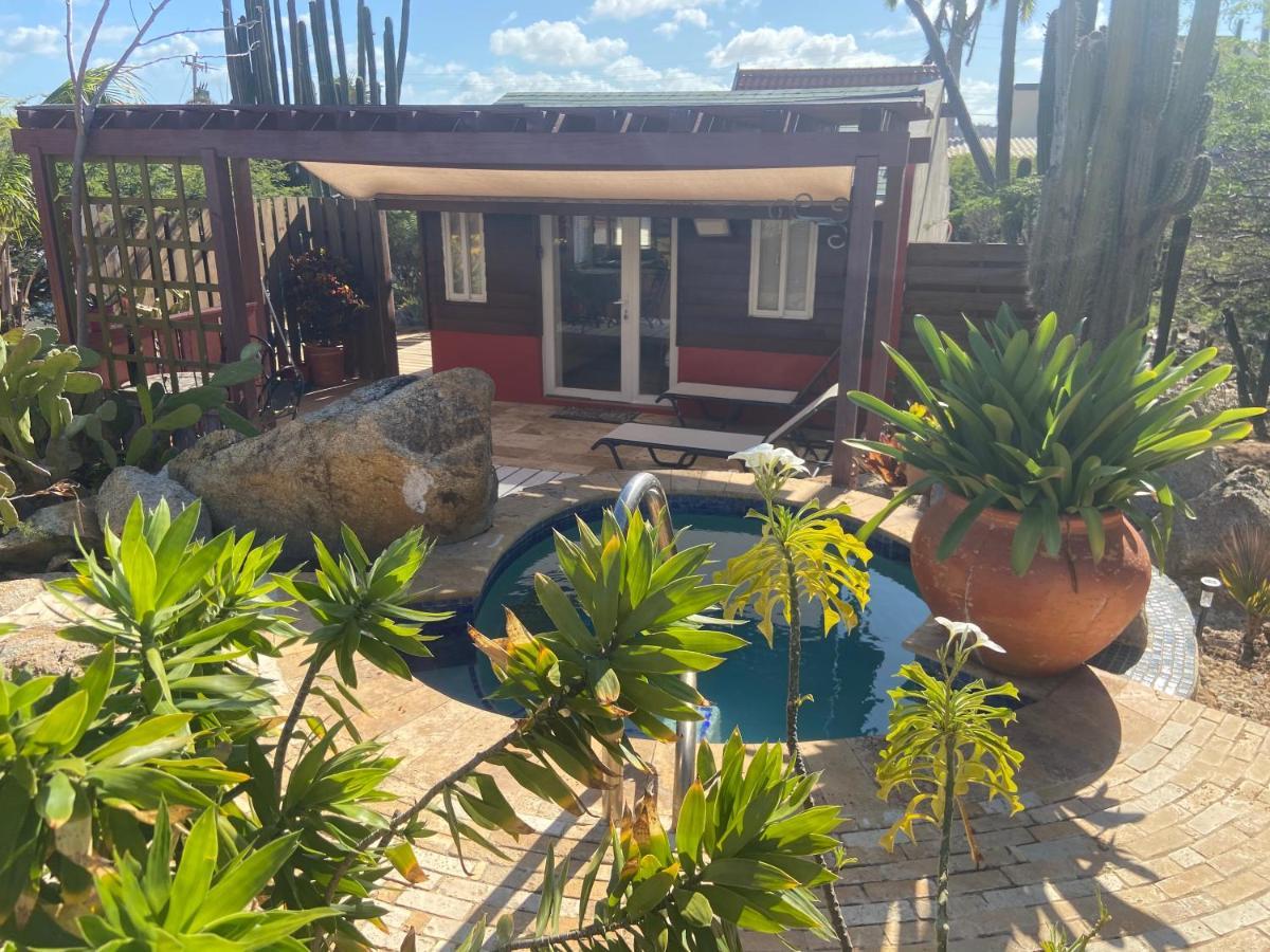 Cozy Studio With Private Spa Oranjestad Esterno foto